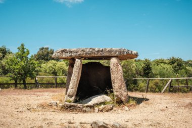Dolmen de Funtanaccia, antik bir mezarlık, Korsika 'daki Cauria platosunda.
