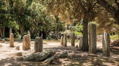 Korsika 'daki Cauria' da tarih öncesi dikilen taşlar veya Menhirs