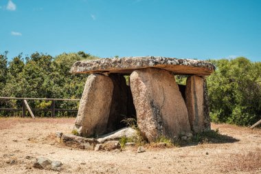 Dolmen de Funtanaccia, antik bir mezarlık, Korsika 'daki Cauria platosunda.