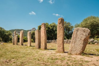 Korsika 'daki Cauria' da tarih öncesi dikilen taşlar veya Menhirs