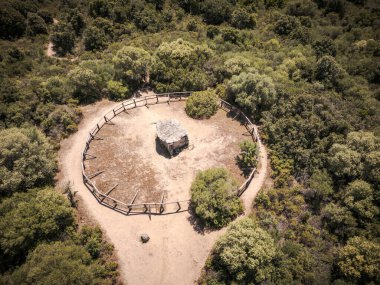 Korsika 'daki Cauria platosundaki antik bir mezarlık olan Dolmen de Funtanaccia' nın havadan görünüşü.