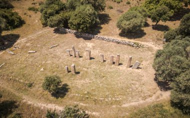 Korsika 'daki Cauria' daki tarih öncesi ayakta duran taşlar veya Menhirs 'in havadan görünüşü