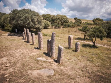 Korsika 'daki Cauria' daki tarih öncesi ayakta duran taşlar veya Menhirs 'in havadan görünüşü