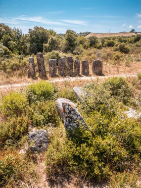 Palaggiu 'lu Menhirs' in havadan görünüşü, Korsika adasının güneyinde büyük bir tarih öncesi taş grubu.