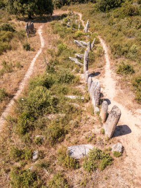 Palaggiu 'lu Menhirs' in havadan görünüşü, Korsika adasının güneyinde büyük bir tarih öncesi taş grubu.