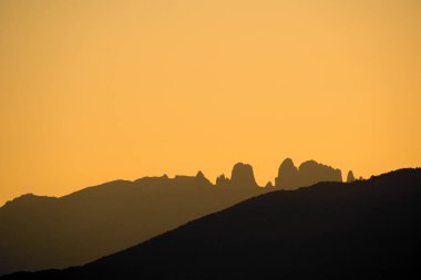 Korsika 'daki Les Aiguilles de Bavella tepelerinde gün doğumu