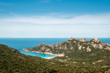 Korsika 'nın güney batı kıyısındaki Roccapina sahilindeki körfezdeki yatlar Ceneviz Turu de Roccapina ve aslan şeklinde kayalık bir çıkıntı olan Roccapina aslanı tarafından gözden kaçırıldı.