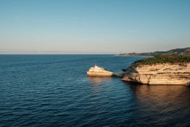 Sabahın erken saatlerinde Phare de la Madonetta 'da, Korsika' daki Bonifacio limanının girişindeki kireçtaşından yapılma bir deniz feneri.