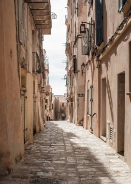 Bonifacio, Korsika, Fransa - 28 Mayıs 2024: Korsika adasındaki Bonifacio kalesinde dar bir kaldırım