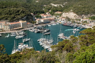 Bonifacio, Corsica, Fransa - 28 Mayıs 2024: Uluslararası bir yat yarışı olan Swan Bonifacio Challenge 'dan yelkenli yatlar, Korsika' daki Bonifacio limanındaki demirleme yerlerini dolduruyor.