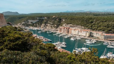 Bonifacio, Korsika, Fransa - 28 Mayıs 2024: Yatlar Korsika 'daki Bonifacio' daki yoğun limandaki demirleme hatları