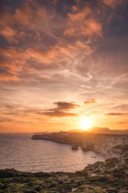 Güneş Bonifacio Kalesi 'nin üzerinde batıyordu. Kireçtaşı kayalıklarının ve Akdeniz' in üzerinde tünemişti. Korsika adasının güney kıyısında.