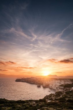 Güneş Bonifacio Kalesi 'nin üzerinde batıyordu. Kireçtaşı kayalıklarının ve Akdeniz' in üzerinde tünemişti. Korsika adasının güney kıyısında.