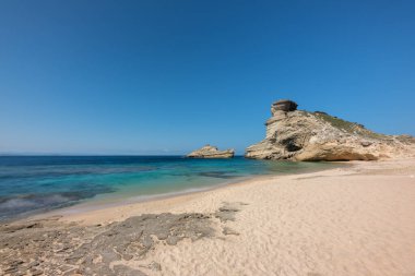 Akdeniz kıyısındaki Capo Pertusato Plage de Saint Antoine, Korsika adasının güney kıyısında Bonifacio yakınlarında kayalık bir kireçtaşı çıkıntısı.