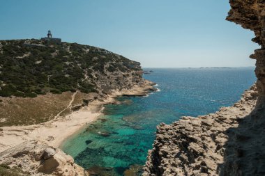 Plage de Saint Antoine ve deniz feneri Akdeniz 'de Capo Pertusato' da Korsika adasının güney kıyısında Bonifacio yakınlarında.