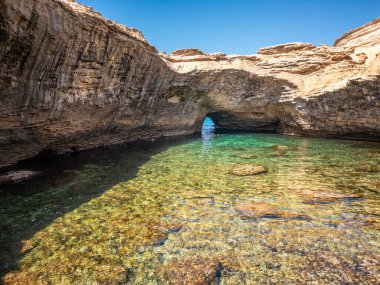 Grotte de Saint Antoine 'ın içinde, Akdeniz kıyısında Corsica adasının güney kıyısındaki Bonifacio yakınlarındaki Capo Pertusato' da çökmüş bir kireç taşı mağarası var.