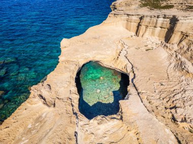 Grotte de Saint Antoine 'ın havadan görünüşü, Akdeniz kıyısında Corsica adasının güney kıyısında Bonifacio yakınlarındaki Capo Pertusato' da çökmüş bir kireçtaşı mağarası.