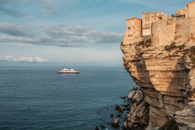 Bonifacio, Korsika, Fransa - 29 Mayıs 2024 Ponant yolcu gemisi Le Bougainville, sabahın erken saatlerinde Korsika adasındaki Akdeniz şehri Bonifacio 'ya varır.