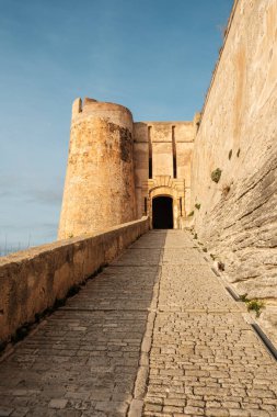 Akdeniz adası Korsika 'daki Bonifacio kalesinin güçlendirilmiş girişi.