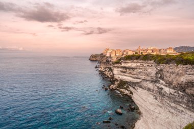 Sabahın erken saatlerinde kalede güneş ve Akdeniz 'deki Korsika adasındaki Bonifacio' nun kireçtaşı uçurumlarında