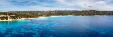 Plage de Balistra 'nın panoramik hava manzarası ve Korsika adasının güney doğu kıyısındaki şeffaf turkuaz Akdeniz