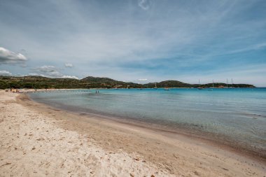Tatilciler Korsika adasının güney doğu kıyısındaki Rondinara sahilinde güneş, kum ve gök mavisi Akdeniz 'in keyfini çıkarıyorlar.