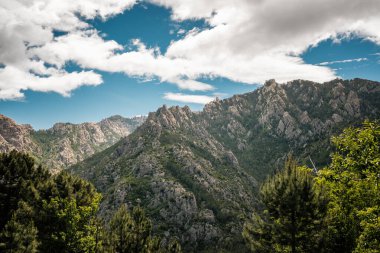 Korsika 'nın iç kesimlerindeki pürüzlü, kayalık, dağ zirveleri