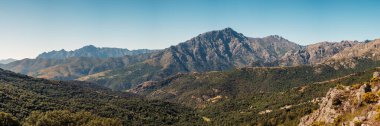 Akdeniz 'in Korsika adasının Balagne bölgesindeki Monte Padro Dağı' nın 2389 metre yüksekliğindeki panoramik manzarası