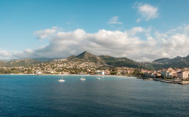Akdeniz 'in Korsika adasının Balagne bölgesindeki sahil, gezinti güvertesi ve Ile Rousse kasabası