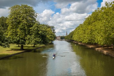 Bedford, İngiltere - 8 Temmuz 2024: Bedfordhire, İngiltere 'deki Bedford kasabasında Büyük Ouse nehrinde iki kürekçi antrenmanı