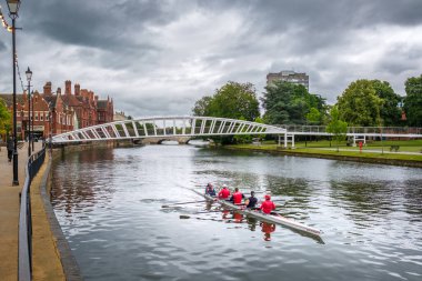 Bedford, İngiltere - 9 Temmuz 2024: Kürekçiler, İngiltere 'nin Bedfordhire kentindeki Büyük Ouse nehri üzerindeki Riverside Köprüsü' nün altında dört geçitte antrenman yapıyorlar.