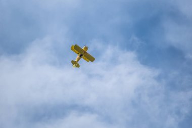 Sarlat-Domme, Dordogne, Fransa - 25 Ağustos 2024: Pottier P 60 A Minacro Sarlat-Domme Spectacle Aerien hava gösterisinde akrobatik performans sergiliyor