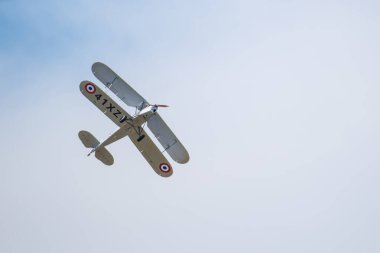 Sarlat-Domme, Dordogne, Fransa - 25 Ağustos 2024: Bir kopya Stampe et Vertongen SV-4 çift kanatlı uçak Sarlat-Domme Spectacle Aerien hava gösterisinde akrobatik performans sergiliyor