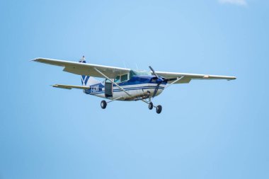 Sarlat-Domme, Dordogne, Fransa - 25 Ağustos 2024: Bir Cessna T207 Turbo Skywagon Sarlat-Domme Spectacle Aerien hava gösterisine paraşütçüleri bıraktı