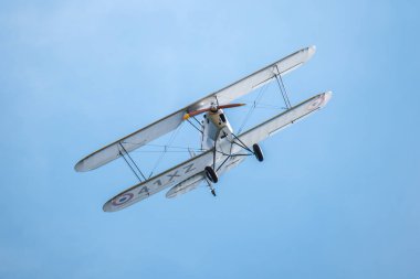 Sarlat-Domme, Dordogne, Fransa - 25 Ağustos 2024: Bir kopya Stampe et Vertongen SV-4 çift kanatlı uçak Sarlat-Domme Spectacle Aerien hava gösterisinde akrobatik performans sergiliyor