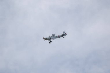 Sarlat-Domme, Dordogne, Fransa - 25 Ağustos 2024: 1950 'lerin Yugoslav UTVA Aero-3 Sarlat-Domme Spectacle Aerien hava gösterisinde akrobatik performans sergiledi