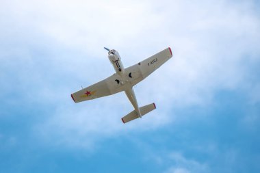 Sarlat-Domme, Dordogne, Fransa - 25 Ağustos 2024: 1968 yapımı Çin yapımı Nanchang CJ-6 Sarlat-Domme Spectacle Aerien hava gösterisinde akrobatik performans sergiliyor