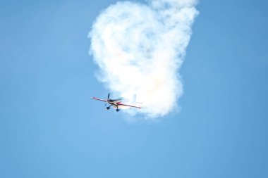 Sarlat-Domme, Dordogne, Fransa - 25 Ağustos 2024: Fransız Armee de l 'Air' in üniformasında bir Extra 330LX Sarlat-Domme Spectacle Aerien hava gösterisinde akrobatik performans sergiliyor