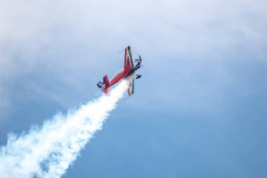 Sarlat-Domme, Dordogne, Fransa - 25 Ağustos 2024: Fransız Armee de l 'Air' in üniformasında bir Extra 330LX Sarlat-Domme Spectacle Aerien hava gösterisinde akrobatik performans sergiliyor