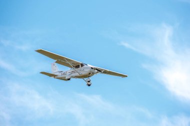 Sarlat-Domme, Dordogne, Fransa - 25 Ağustos 2024: Bir Cessna 172S Sarlat-Domme Spectacle Aerien hava gösterisine geldi
