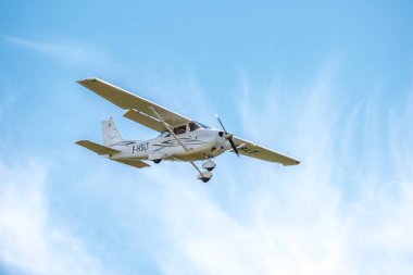 Sarlat-Domme, Dordogne, Fransa - 25 Ağustos 2024: Bir Cessna 172S Sarlat-Domme Spectacle Aerien hava gösterisine geldi