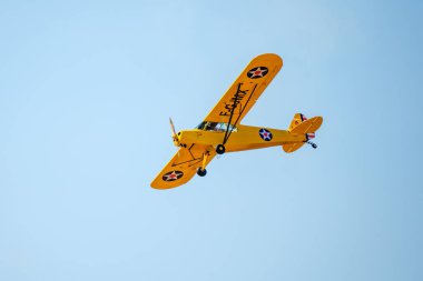 Sarlat-Domme, Dordogne, Fransa - 25 Ağustos 2024: A Piper PA-11 Cub Special, plakası F-GJMX, Sarlat-Domme Spectacle Aerien hava fuarında akrobatik performans sergiliyor