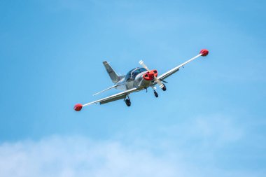 Sarlat-Domme, Dordogne, Fransa - 25 Ağustos 2024: Bir SIAI Marchetti SF-260 AB Savaşçısı, F-HMAJ plakalı, Sarlat-Domme Spectacle Aerien hava gösterisinde karaya çıktı