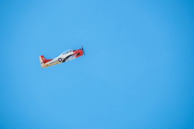 Sarlat-Domme, Dordogne, Fransa - 25 Ağustos 2024: Kuzey Amerika T-28B Trojan, F-AYVF plakalı, Sarlat-Domme Spectacle Aerien hava gösterisinde akrobatik performans sergiliyor