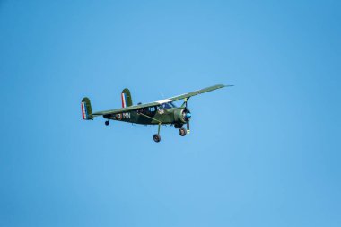 Sarlat-Domme, Dordogne, Fransa - 25 Ağustos 2024: Max Holste MH-1251M Broussard, kayıt F-GFMN, Sarlat-Domme Spectacle Aerien hava gösterisinde akrobatik performans sergiliyor
