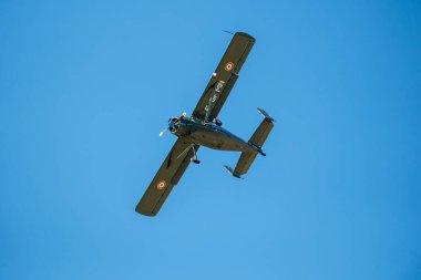 Sarlat-Domme, Dordogne, Fransa - 25 Ağustos 2024: Max Holste MH-1251M Broussard, kayıt F-GFMN, Sarlat-Domme Spectacle Aerien hava gösterisinde akrobatik performans sergiliyor