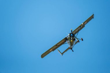 Sarlat-Domme, Dordogne, Fransa - 25 Ağustos 2024: Max Holste MH-1251M Broussard, kayıt F-GFMN, Sarlat-Domme Spectacle Aerien hava gösterisinde akrobatik performans sergiliyor