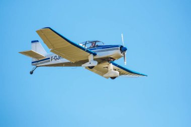 Sarlat-Domme, Dordogne, Fransa - 25 Ağustos 2024: A Jodel D-140R Abeille, kayıt F-GJHU, Sarlat-Domme Spectacle Aerien hava fuarına inmiştir.
