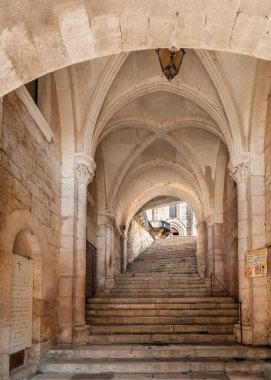 Rocamadour, Lot, France - 23 Eylül 2024: Fransa 'nın Lot bölgesindeki Rocamadour' da 8 şapel ve hac merkezi dini kompleksi olan Sığınak 'a giden adımlar