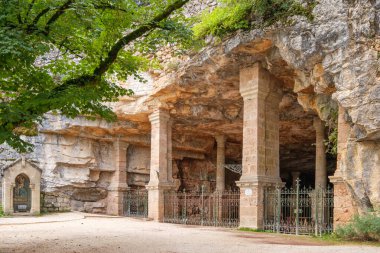 Fransa 'nın Lot bölgesindeki kutsal Rocamadour köyünde, Chemin de Croix' deki kayalıklardan oyulmuş bir mağara.